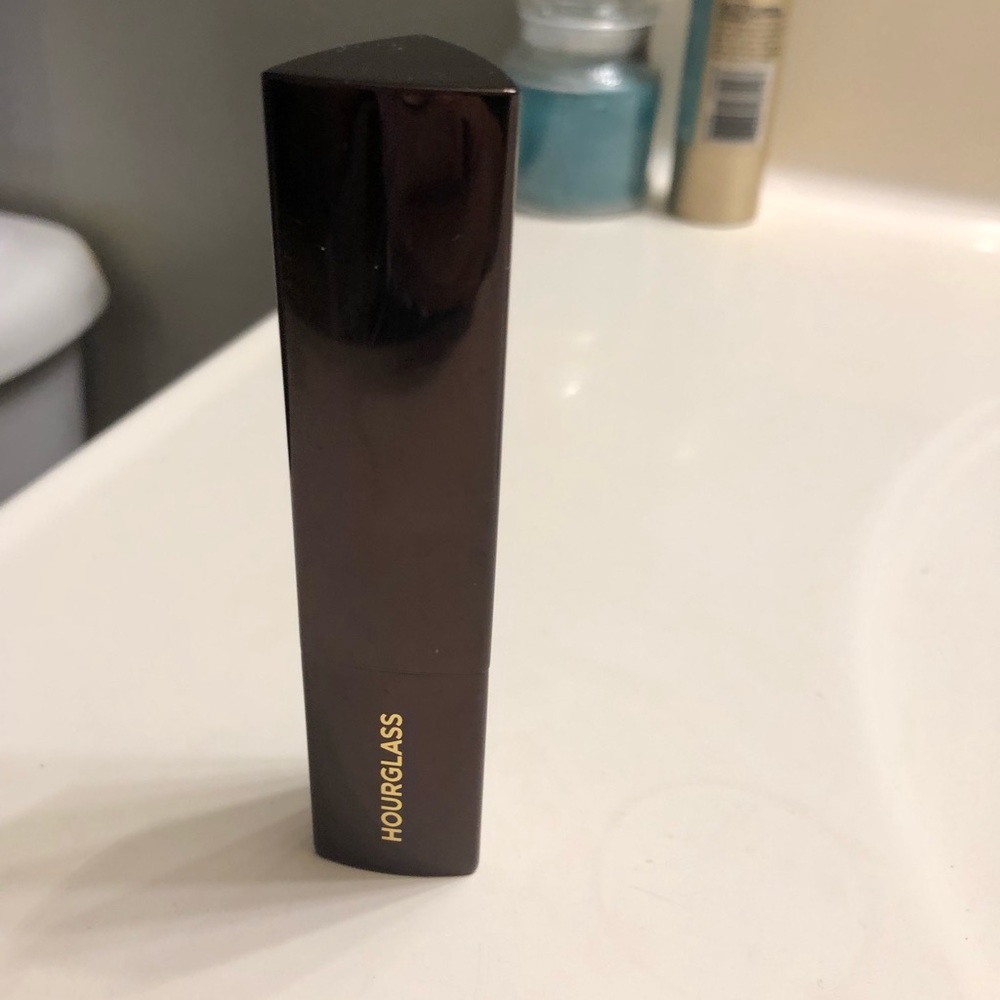 Hourglass stick foundation in the shade sand